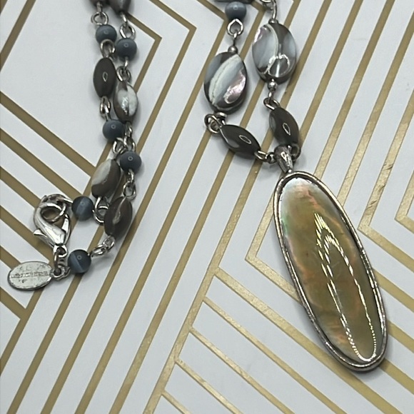 Reversible Worthington Shell Necklace. - Picture 3 of 7